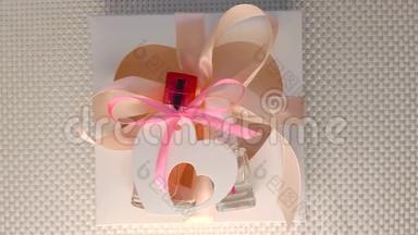 情人节创意概念平面。 礼品盒模型，粉红色香水瓶，白色背景带指甲油